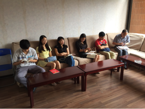 91成人视频
2015级博士党支部召开“讲规矩，有纪律”专题学习讨论会暨“重温入党志愿”主题党日活动新闻稿553.png